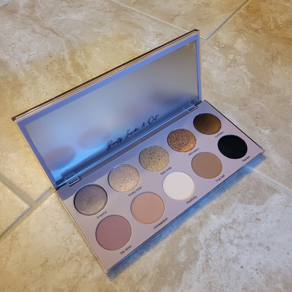 Dominique Essental Eyeshadow Palette - Picture 2 of 2